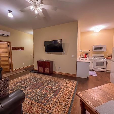 Goldfinch Suites Elkader Екстер'єр фото